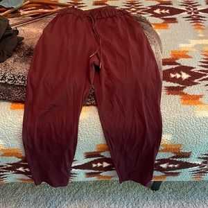 Lululemon structured capris - maroon - size 6